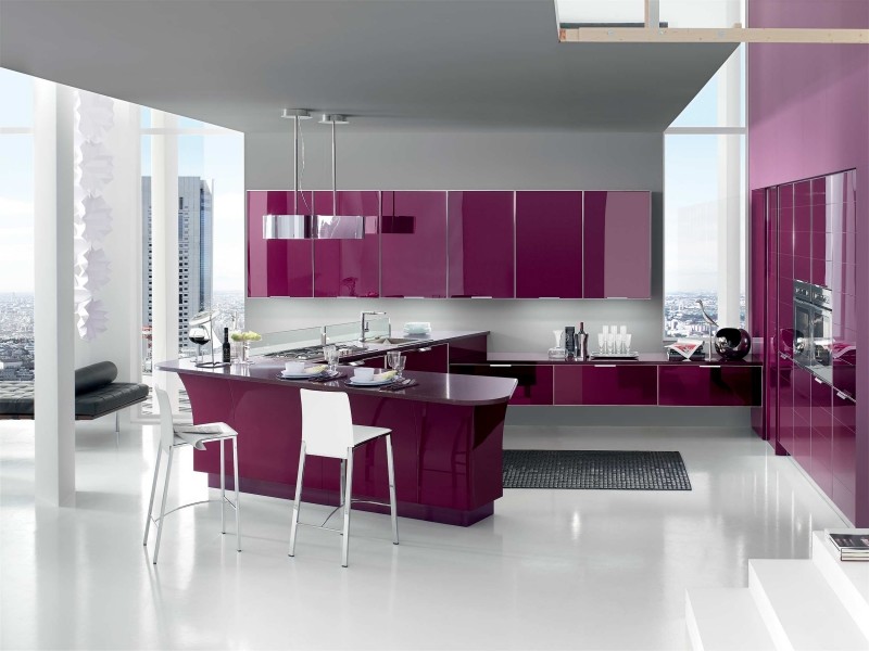 Стильный дизайн: п-образная кухня в стиле модернизм с врезной мойкой, плоскими фасадами, фиолетовыми фасадами, столешницей из кварцита, техникой из нержавеющей стали, островом, серым полом и фиолетовой столешницей - последний тренд