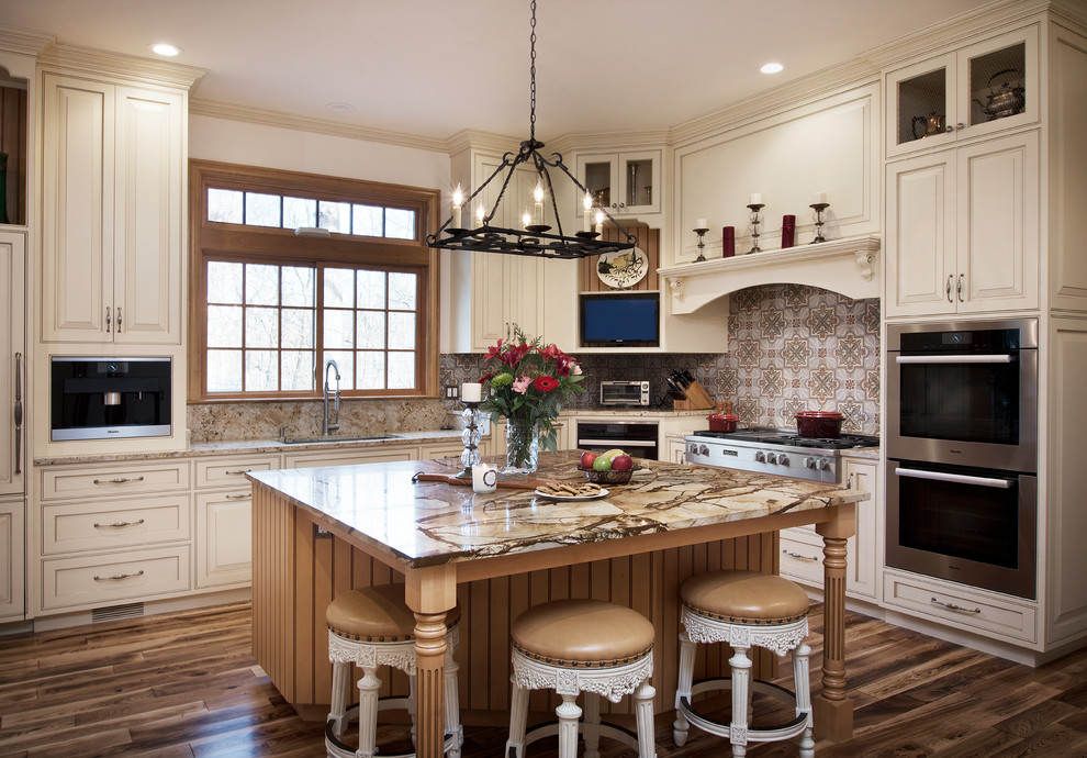 Exempel på ett stort klassiskt flerfärgad flerfärgat u-kök, med en undermonterad diskho, luckor med upphöjd panel, beige skåp, bänkskiva i kvartsit, flerfärgad stänkskydd, integrerade vitvaror, mörkt trägolv, brunt golv och flera köksöar