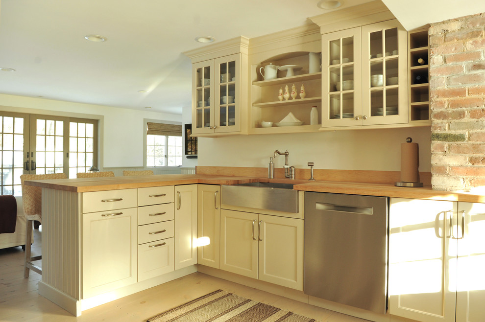 プロビデンスにある高級な中くらいなトラディショナルスタイルのおしゃれなキッチン (エプロンフロントシンク、ガラス扉のキャビネット、木材カウンター、シルバーの調理設備、淡色無垢フローリング) の写真