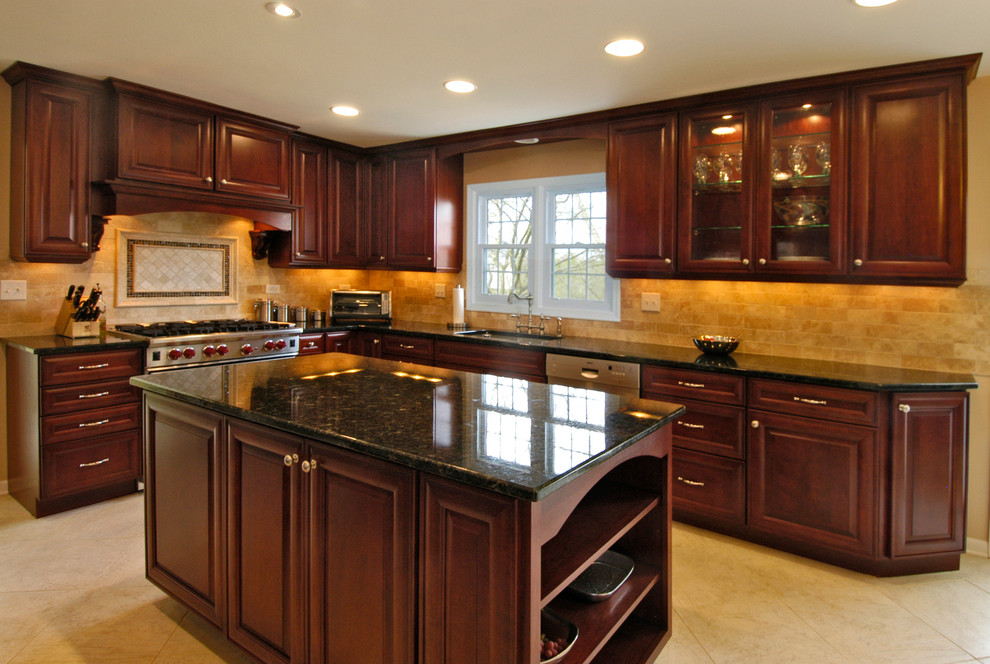 Photo of a classic kitchen in Chicago.