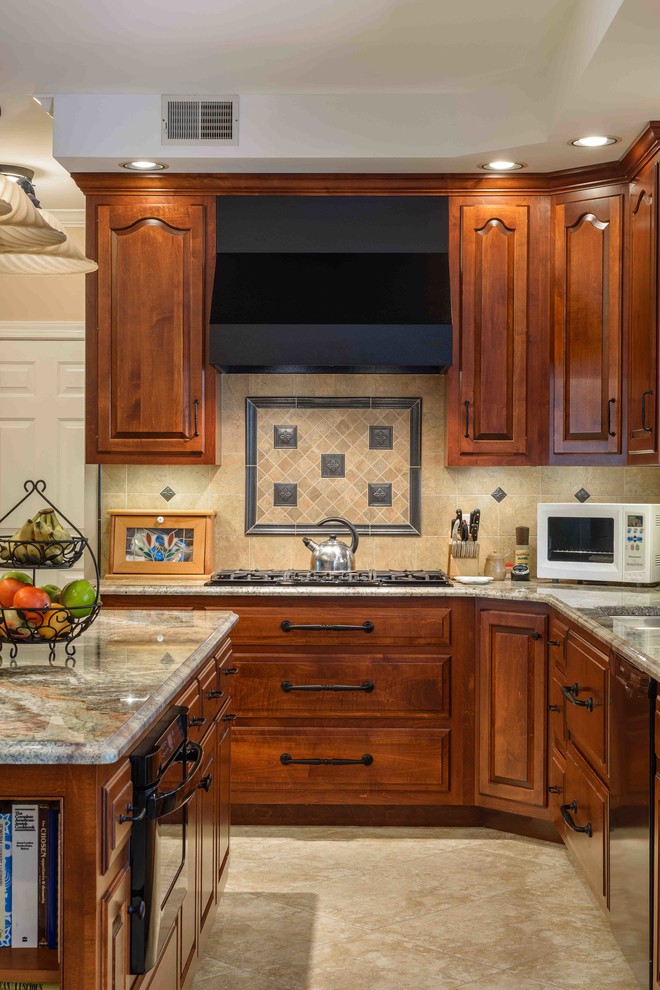 Foto di una cucina classica con ante con bugna sagomata e ante in legno bruno