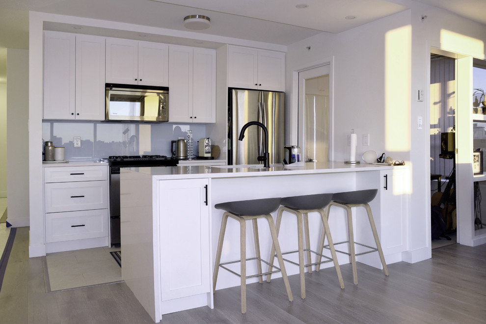 Exempel på ett avskilt, mellanstort modernt vit vitt parallellkök, med en undermonterad diskho, skåp i shakerstil, vita skåp, bänkskiva i koppar, grått stänkskydd, glaspanel som stänkskydd, rostfria vitvaror, klinkergolv i porslin, en halv köksö och beiget golv