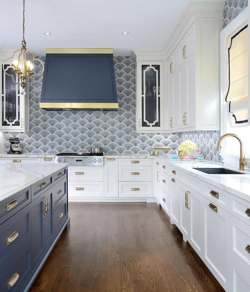 トロントにある高級な広いトラディショナルスタイルのおしゃれなキッチン (アンダーカウンターシンク、落し込みパネル扉のキャビネット、白いキャビネット、クオーツストーンカウンター、青いキッチンパネル、モザイクタイルのキッチンパネル、シルバーの調理設備、無垢フローリング、茶色い床、白いキッチンカウンター) の写真