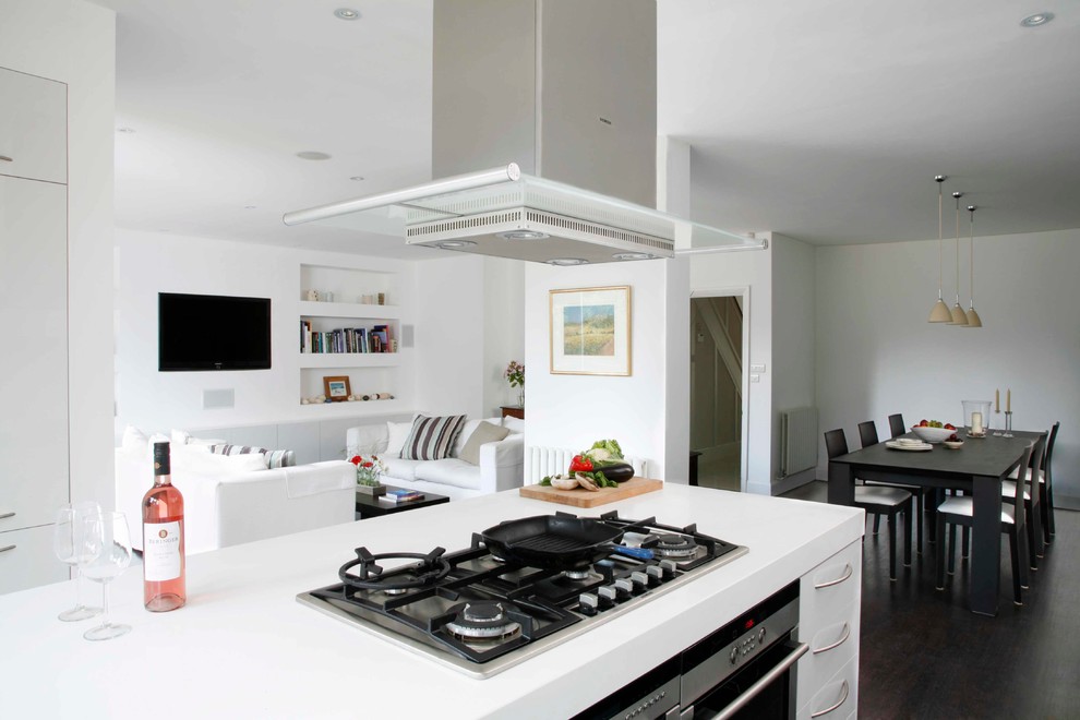 Idée de décoration pour une grande cuisine minimaliste avec parquet foncé.