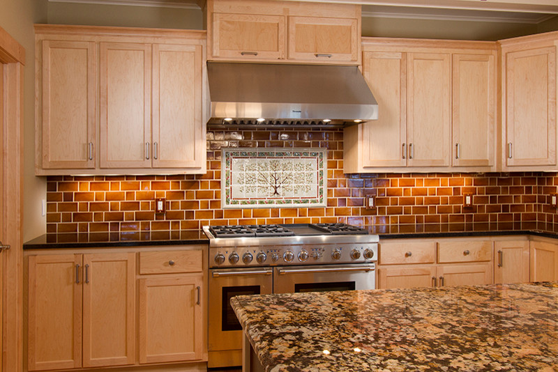 Bild på ett stort funkis kök, med brunt stänkskydd, stänkskydd i keramik, skåp i shakerstil, bruna skåp, bänkskiva i onyx, en köksö och rostfria vitvaror