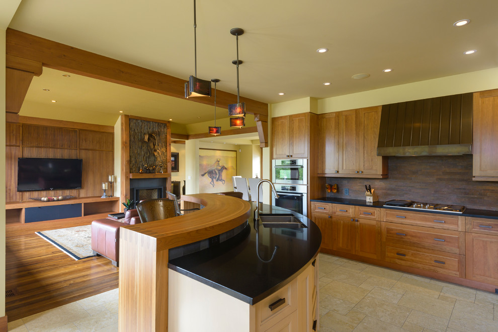 オタワにあるサンタフェスタイルのおしゃれなキッチン (ダブルシンク、シェーカースタイル扉のキャビネット、中間色木目調キャビネット、珪岩カウンター、茶色いキッチンパネル、ベージュの床) の写真