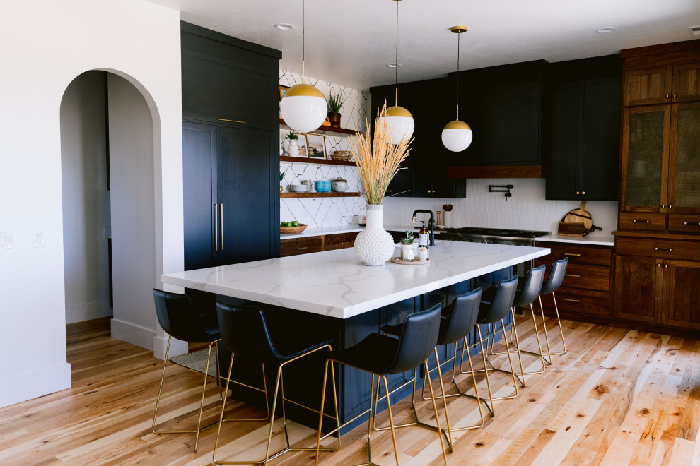 Offene Rustikale Küche in L-Form mit Schrankfronten im Shaker-Stil, dunklen Holzschränken, Quarzwerkstein-Arbeitsplatte, Rückwand aus Keramikfliesen, Kücheninsel und weißer Arbeitsplatte in Boise
