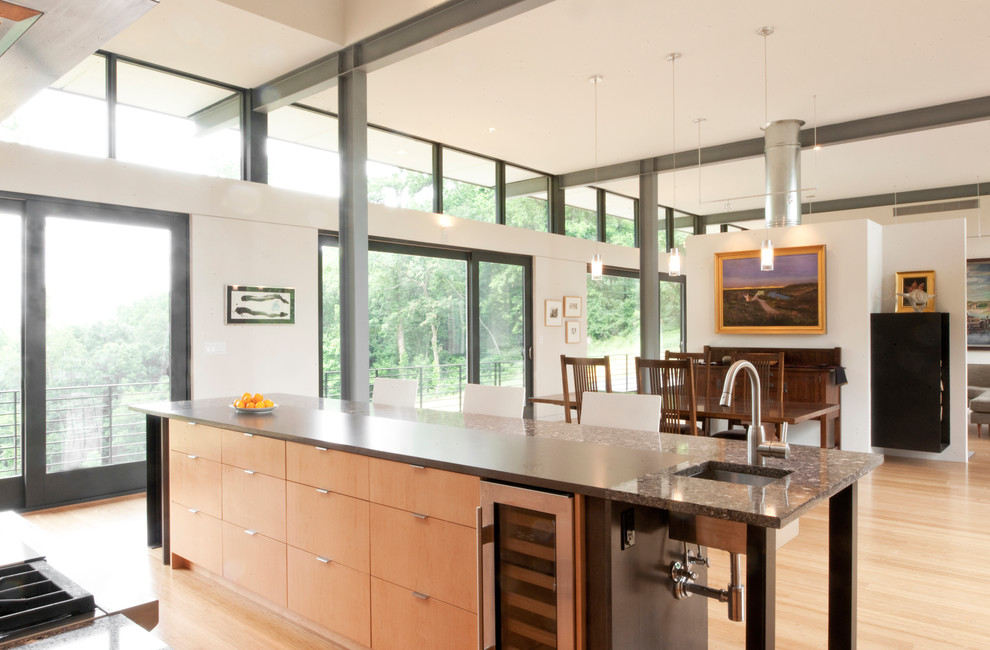 Foto di una cucina minimalista con ante lisce, ante in legno chiaro e lavello sottopiano