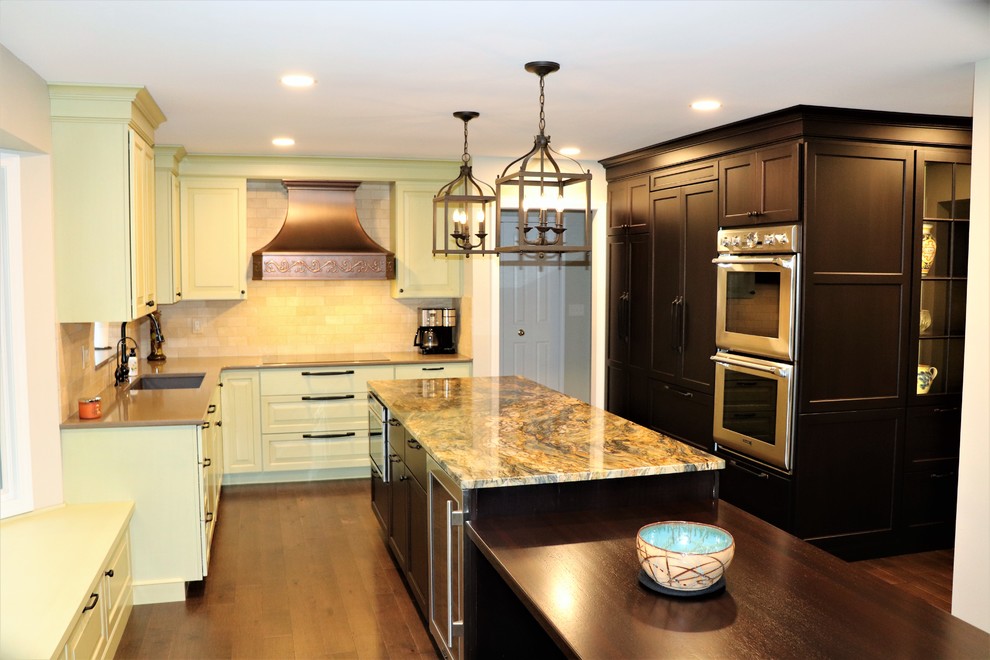 Inspiration för ett stort medelhavsstil brun brunt kök och matrum, med en enkel diskho, granitbänkskiva, rostfria vitvaror, en köksö, luckor med infälld panel, gröna skåp, gult stänkskydd, stänkskydd i marmor, mörkt trägolv och brunt golv