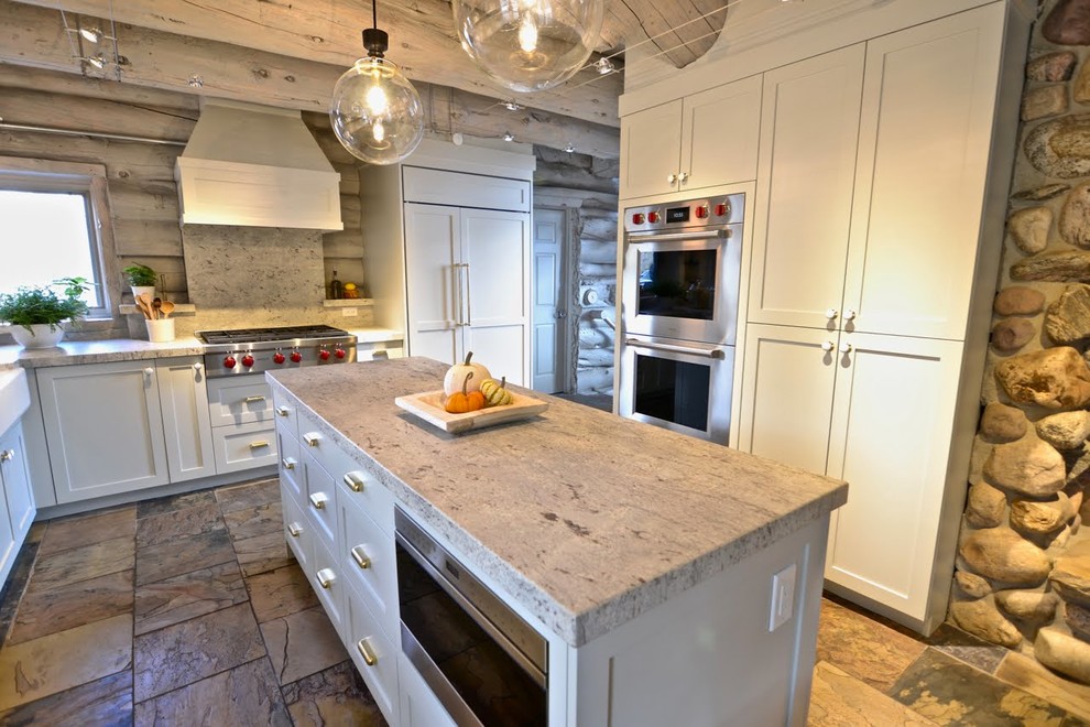 Foto på ett mellanstort rustikt flerfärgad kök, med en rustik diskho, skåp i shakerstil, vita skåp, flerfärgad stänkskydd, rostfria vitvaror, en köksö och flerfärgat golv