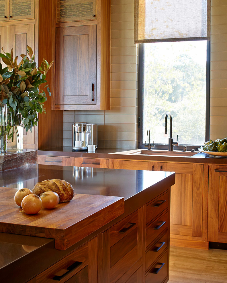 Immagine di una cucina minimal di medie dimensioni con lavello sottopiano, ante in stile shaker, ante in legno scuro, top in superficie solida, paraspruzzi grigio, paraspruzzi con piastrelle di cemento, elettrodomestici in acciaio inossidabile, parquet chiaro e pavimento beige