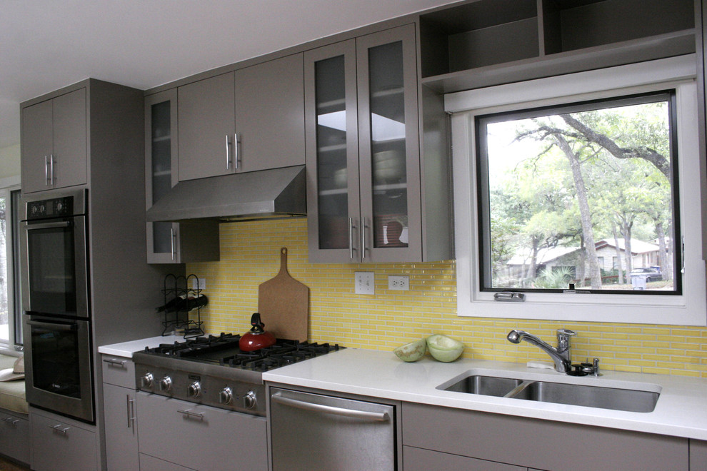 Kitchen - modern kitchen idea in Austin