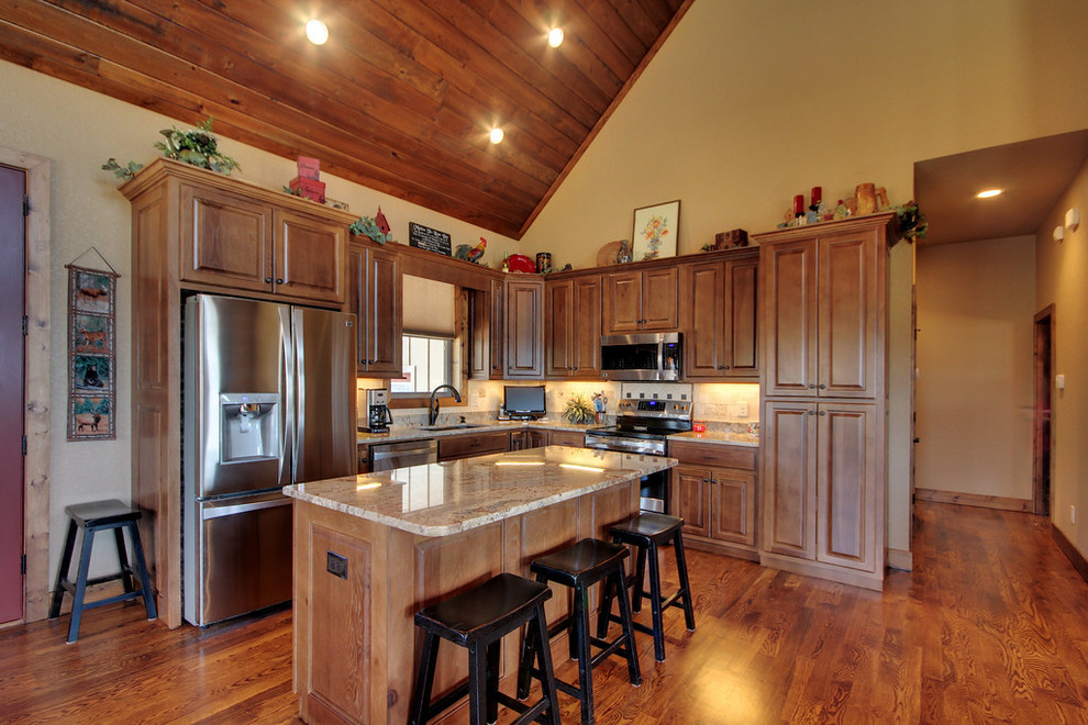 Foto på ett mellanstort amerikanskt kök, med en dubbel diskho, luckor med lamellpanel, skåp i mellenmörkt trä, granitbänkskiva, beige stänkskydd, stänkskydd i keramik, rostfria vitvaror, mellanmörkt trägolv och en köksö