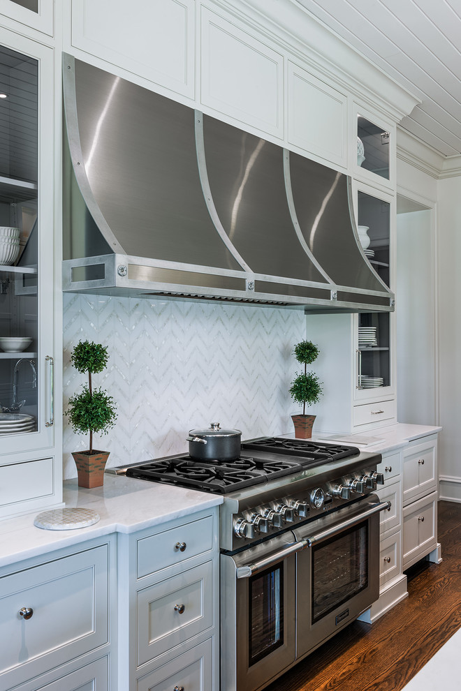 Geschlossene, Große Klassische Küche mit Einbauwaschbecken, Küchenrückwand in Weiß, Rückwand aus Mosaikfliesen, Kücheninsel, braunem Boden und weißer Arbeitsplatte in Philadelphia
