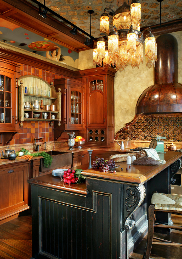 Bild på ett stort lantligt kök, med en rustik diskho, luckor med infälld panel, skåp i mellenmörkt trä, träbänkskiva, brunt stänkskydd, stänkskydd i keramik, rostfria vitvaror, mellanmörkt trägolv och en köksö