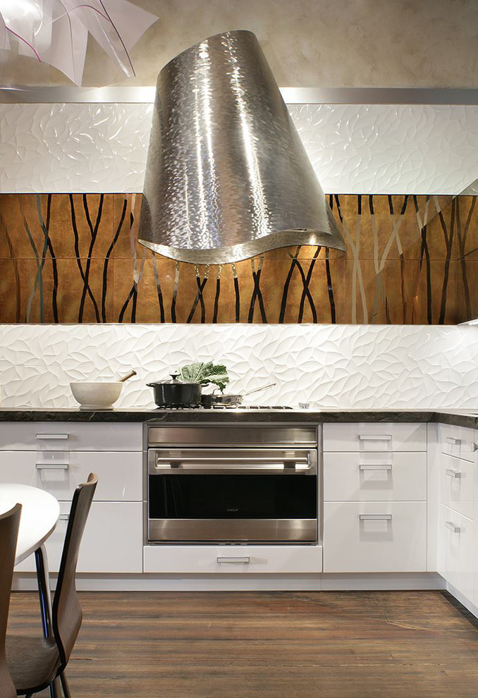Bild på ett funkis kök och matrum, med rostfria vitvaror, mörkt trägolv, släta luckor, vita skåp och vitt stänkskydd