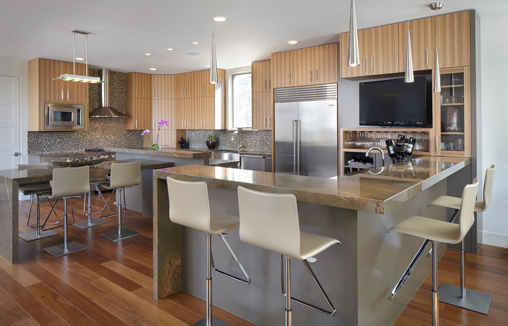 Moderne Küchenbar in U-Form mit Rückwand aus Mosaikfliesen, Granit-Arbeitsplatte, flächenbündigen Schrankfronten, hellen Holzschränken, Küchenrückwand in Grau und Küchengeräten aus Edelstahl in Austin