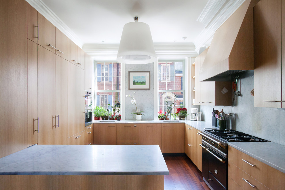 Cette image montre une cuisine design en bois clair avec un évier posé, un placard à porte plane, plan de travail en marbre et parquet foncé.