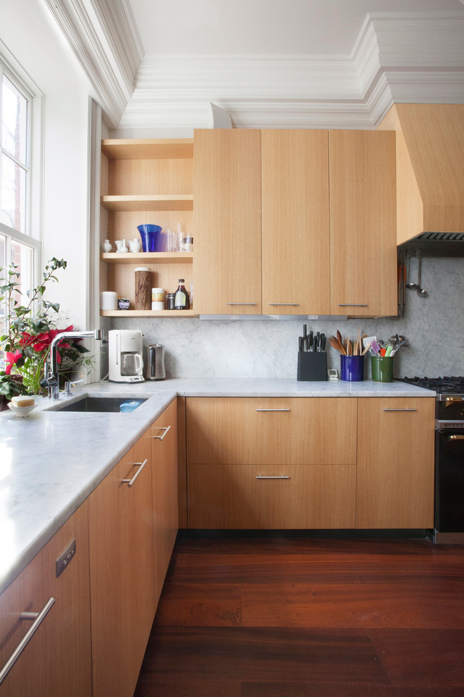 Esempio di una cucina minimal con lavello da incasso, ante lisce, ante in legno chiaro, top in marmo e parquet scuro
