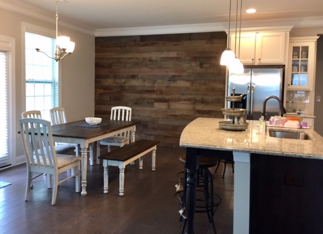 Exempel på ett mellanstort rustikt kök, med en undermonterad diskho, luckor med infälld panel, vita skåp, granitbänkskiva, vitt stänkskydd, stänkskydd i tunnelbanekakel, rostfria vitvaror, mörkt trägolv, en köksö och brunt golv