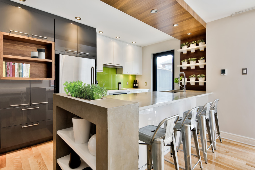 Свежая идея для дизайна: кухня в современном стиле с шторами на окнах - отличное фото интерьера