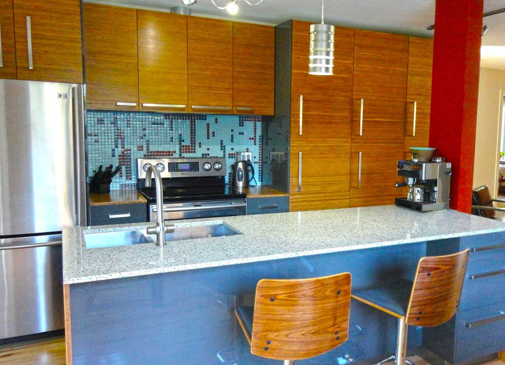 他の地域にあるモダンスタイルのおしゃれなキッチン (再生ガラスカウンター、青いキッチンパネル、ガラスタイルのキッチンパネル) の写真