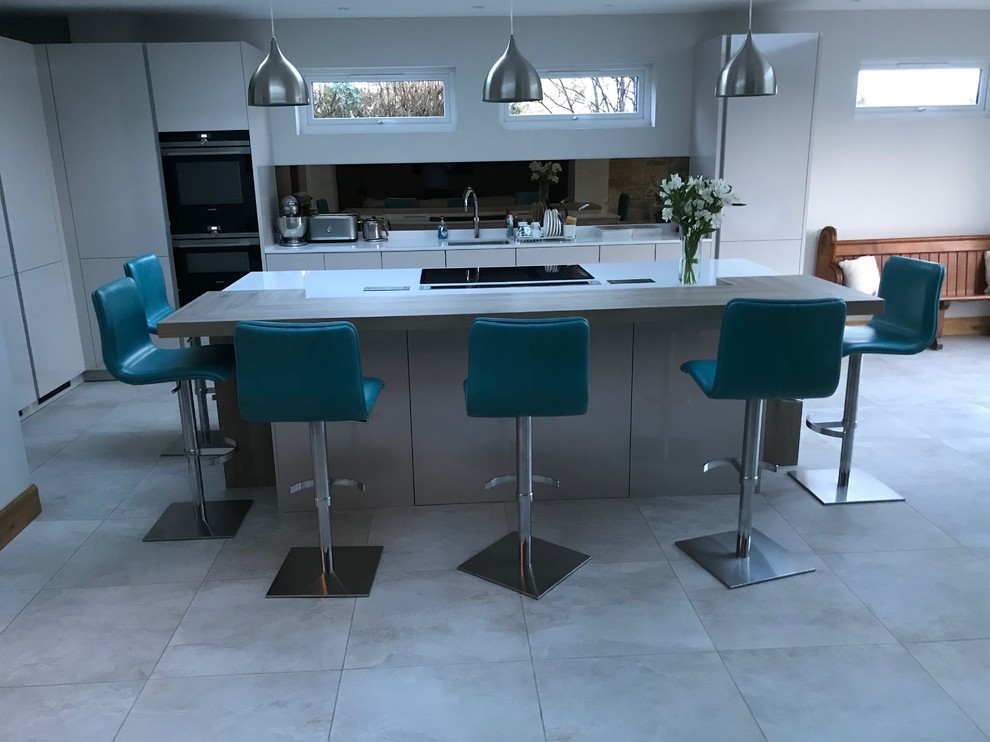 Свежая идея для дизайна: большая угловая кухня в современном стиле с обеденным столом и островом - отличное фото интерьера