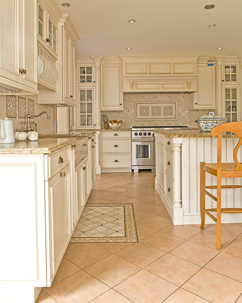 Klassische Küchenbar mit Schrankfronten mit vertiefter Füllung, weißen Schränken und Granit-Arbeitsplatte in Boston