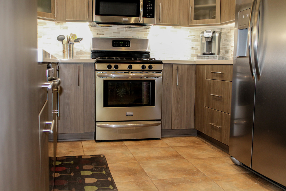 Exempel på ett litet modernt vit vitt kök, med en undermonterad diskho, släta luckor, bruna skåp, bänkskiva i kvarts, beige stänkskydd, stänkskydd i stenkakel, rostfria vitvaror, klinkergolv i porslin och beiget golv