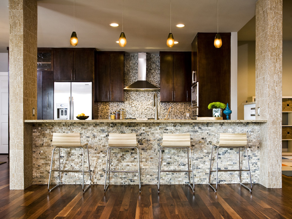 Moderne Wohnküche in L-Form mit Rückwand aus Mosaikfliesen, Küchengeräten aus Edelstahl, bunter Rückwand, flächenbündigen Schrankfronten, dunklen Holzschränken, Unterbauwaschbecken und Quarzit-Arbeitsplatte in Austin