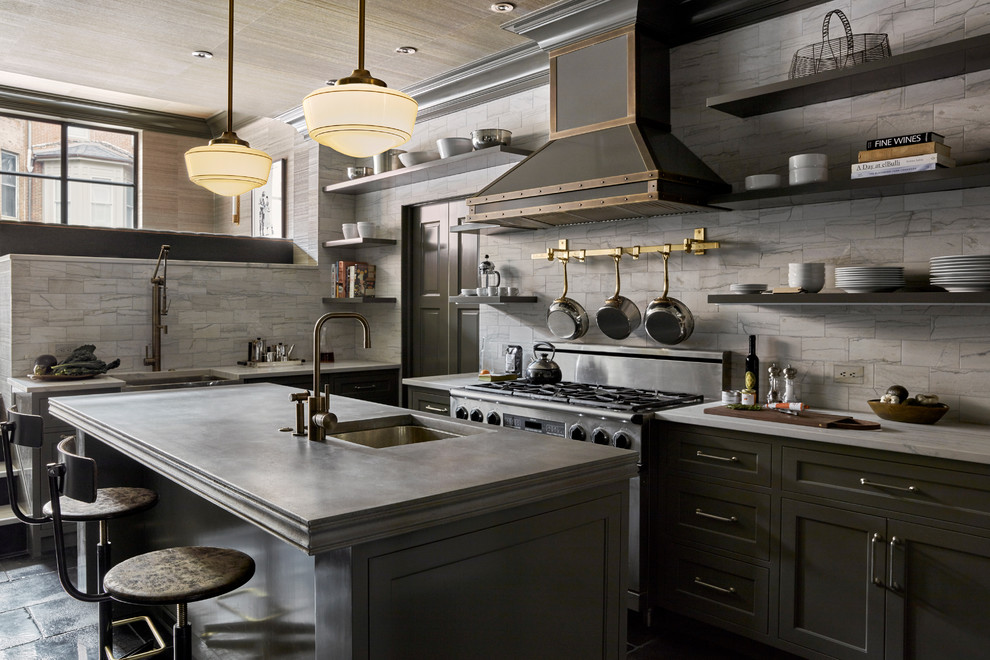 Exempel på ett mellanstort klassiskt kök, med en undermonterad diskho, skåp i shakerstil, grå skåp, grått stänkskydd, rostfria vitvaror, en köksö, bänkskiva i betong och klinkergolv i porslin