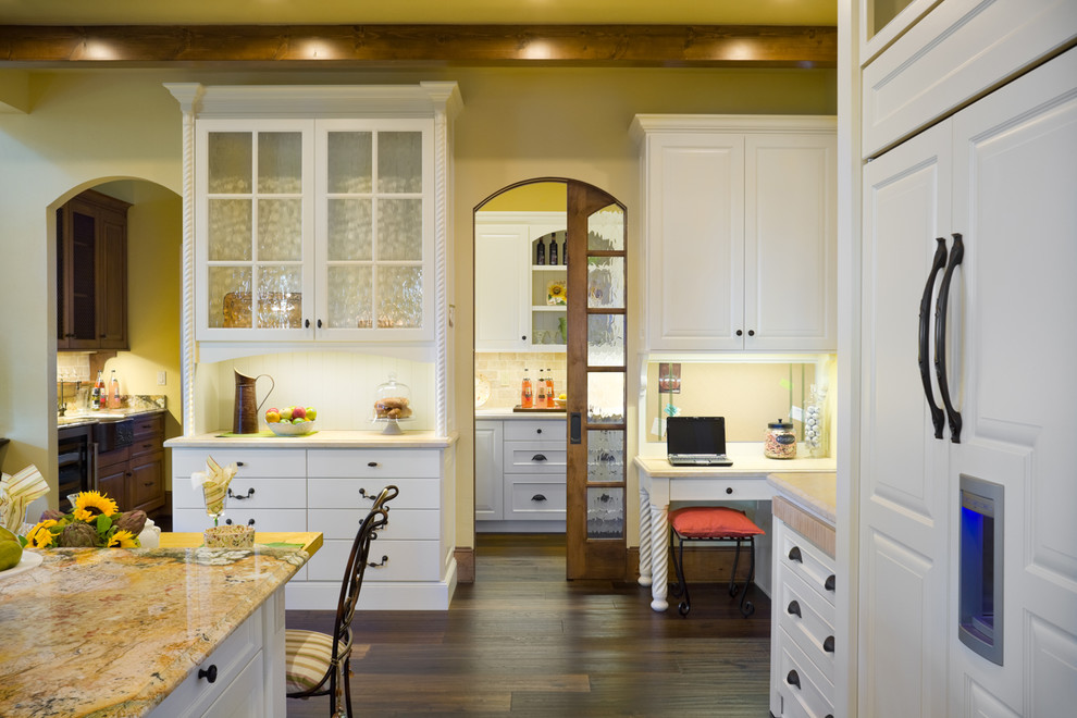 Inredning av ett klassiskt stort beige beige kök med öppen planlösning, med luckor med upphöjd panel, vita skåp, en köksö, granitbänkskiva, beige stänkskydd, stänkskydd i stenkakel, rostfria vitvaror, mörkt trägolv och brunt golv