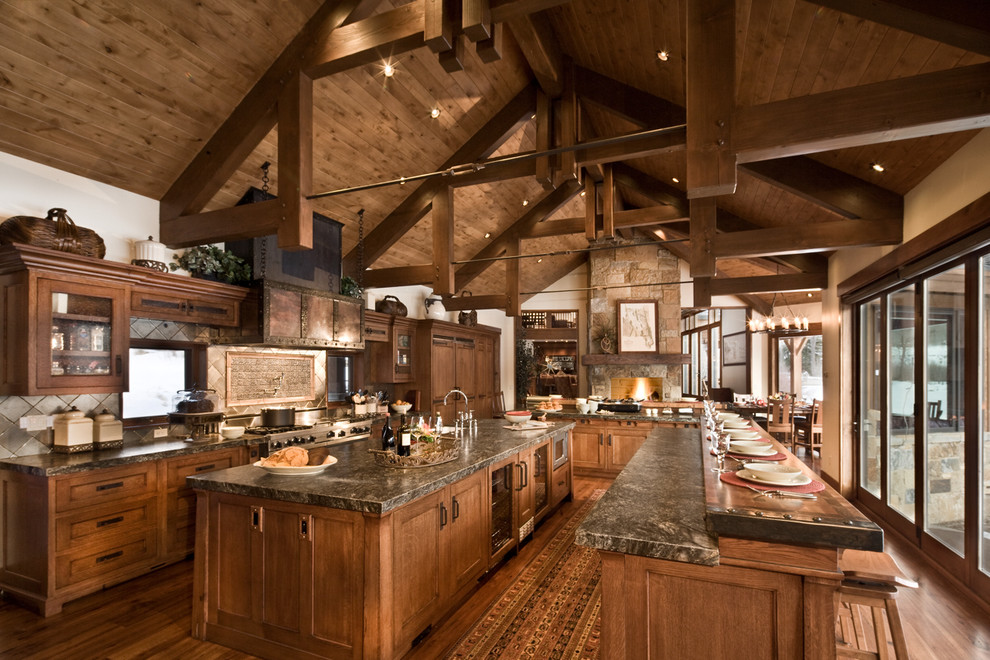 На фото: кухня-гостиная в стиле рустика с темными деревянными фасадами с