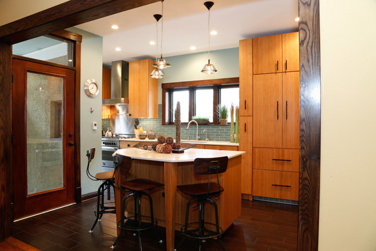 Idéer för ett litet modernt linjärt kök och matrum, med en undermonterad diskho, släta luckor, skåp i mellenmörkt trä, bänkskiva i kvarts, blått stänkskydd, stänkskydd i keramik, integrerade vitvaror, klinkergolv i porslin och en köksö