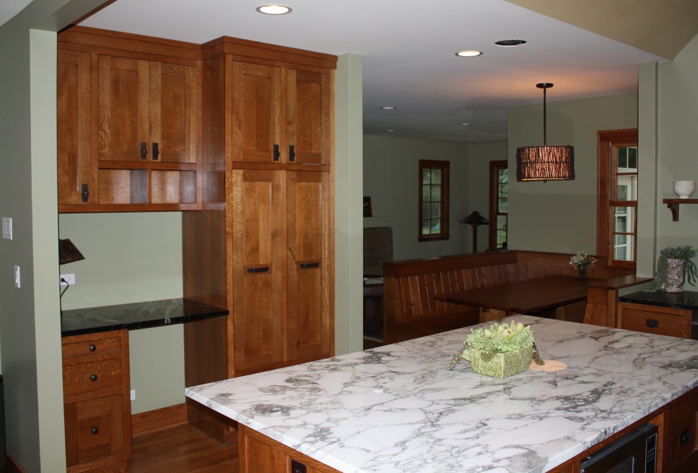 Exempel på ett mellanstort amerikanskt kök, med skåp i mellenmörkt trä, en köksö, en dubbel diskho, skåp i shakerstil, marmorbänkskiva, beige stänkskydd, stänkskydd i tunnelbanekakel, rostfria vitvaror, ljust trägolv och brunt golv