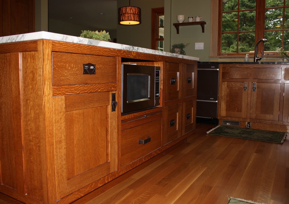 Example of a mid-sized arts and crafts u-shaped light wood floor eat-in kitchen design in Chicago with medium tone wood cabinets, stainless steel appliances, an island, a double-bowl sink, shaker cabinets, marble countertops, beige backsplash and subway tile backsplash