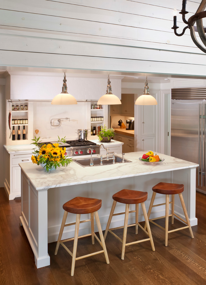 ミルウォーキーにあるトラディショナルスタイルのおしゃれなキッチン (ドロップインシンク、シェーカースタイル扉のキャビネット、白いキャビネット) の写真