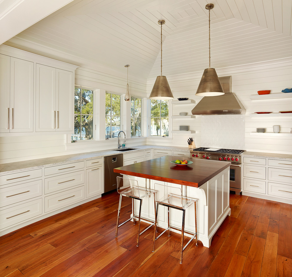 Diseño de cocina costera con armarios estilo shaker, puertas de armario blancas y electrodomésticos de acero inoxidable
