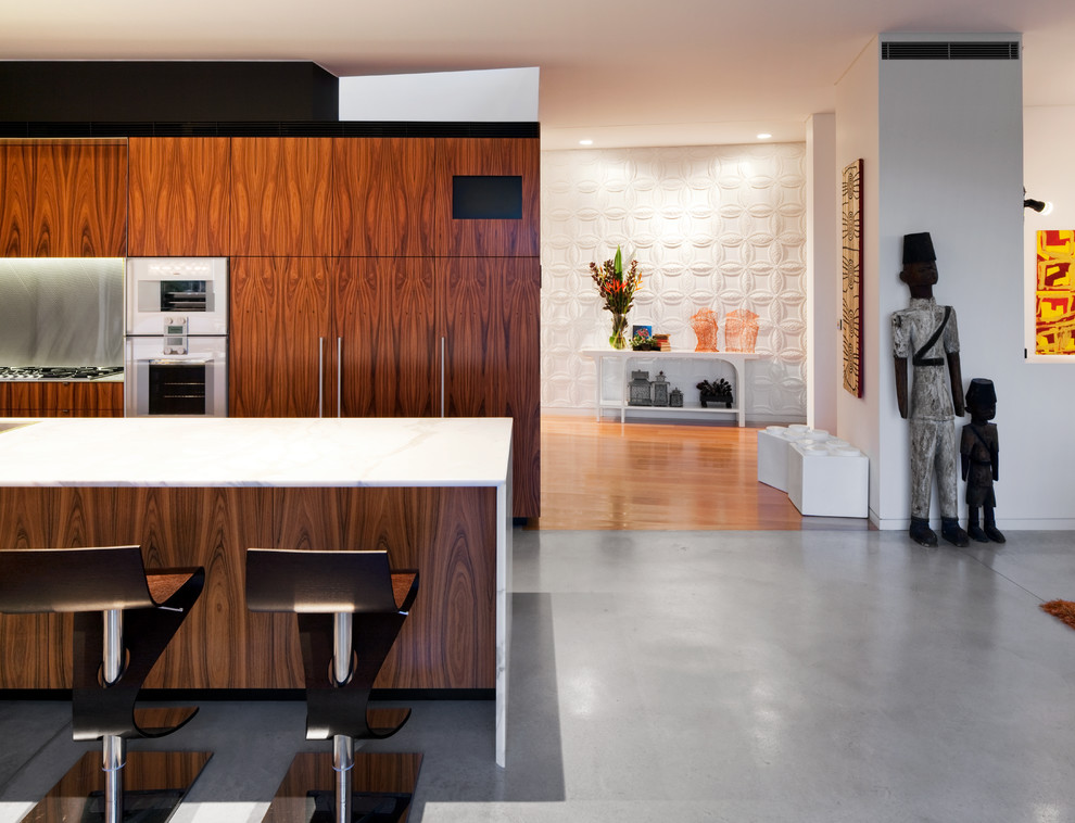 Idee per una cucina minimal con ante in legno scuro, paraspruzzi a effetto metallico e pavimento in cemento
