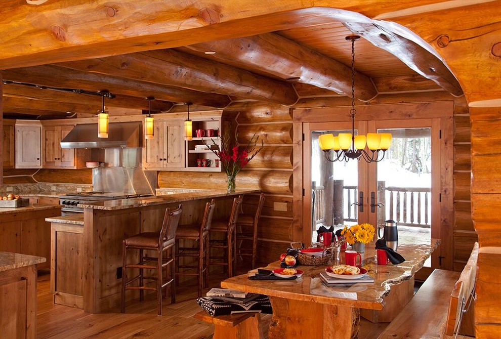 Rustik inredning av ett kök och matrum, med skåp i shakerstil, skåp i mellenmörkt trä, rostfria vitvaror, mellanmörkt trägolv och en halv köksö