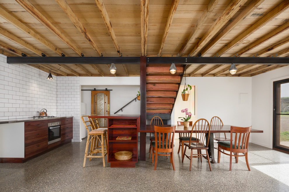 Идея дизайна: параллельная кухня-гостиная среднего размера в стиле фьюжн с двойной мойкой, деревянной столешницей, белым фартуком, фартуком из керамической плитки, бетонным полом и островом