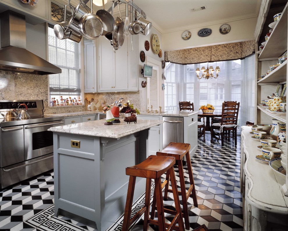 На фото: кухня в классическом стиле с техникой из нержавеющей стали, разноцветным полом и шторами на окнах