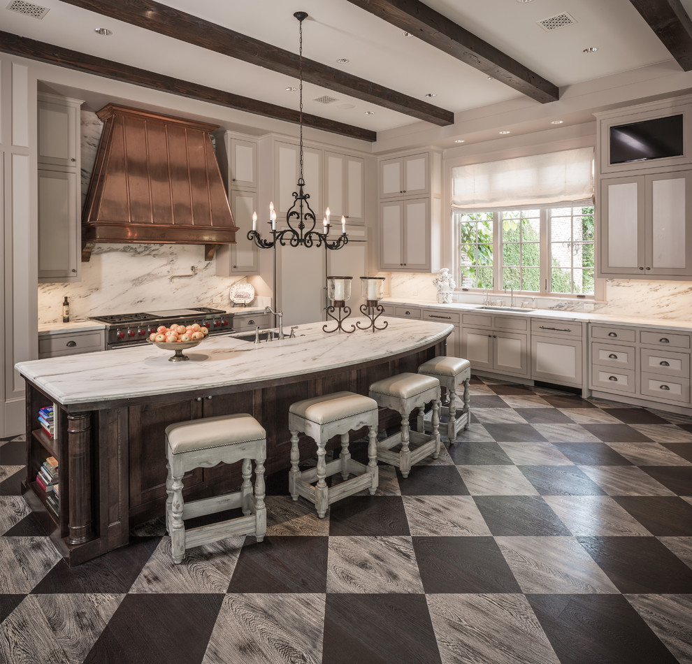 Exempel på ett klassiskt kök, med en undermonterad diskho, skåp i shakerstil, beige skåp, marmorbänkskiva, vitt stänkskydd, stänkskydd i marmor, integrerade vitvaror, målat trägolv, en köksö och flerfärgat golv