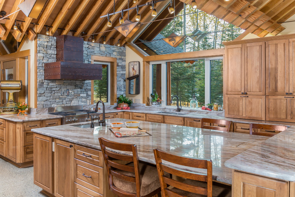 Foto på ett stort rustikt kök, med en undermonterad diskho, luckor med upphöjd panel, skåp i mellenmörkt trä, granitbänkskiva, en köksö och rostfria vitvaror