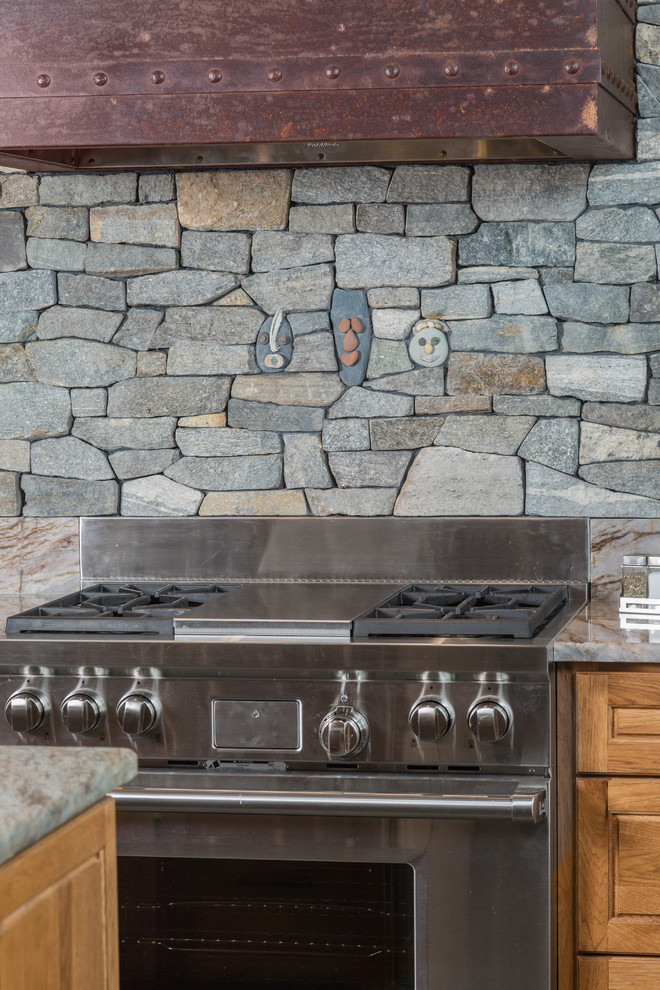 Exempel på ett stort rustikt kök, med en undermonterad diskho, luckor med upphöjd panel, skåp i mellenmörkt trä, granitbänkskiva, flerfärgad stänkskydd, stänkskydd i sten, integrerade vitvaror, betonggolv och en köksö