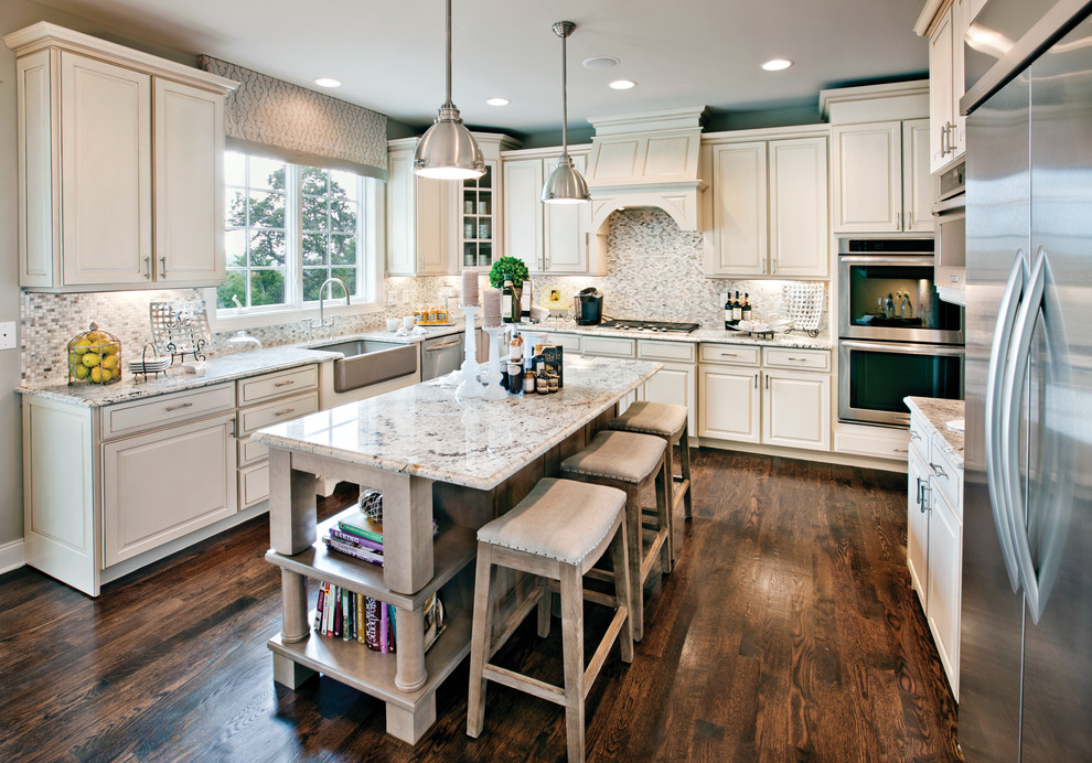Exempel på ett klassiskt kök, med luckor med upphöjd panel, beige skåp, flerfärgad stänkskydd, stänkskydd i mosaik och rostfria vitvaror