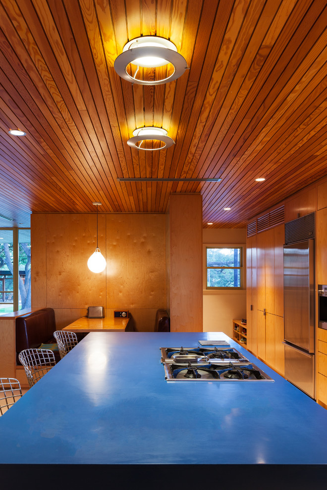Ispirazione per un cucina con isola centrale minimalista con top in superficie solida