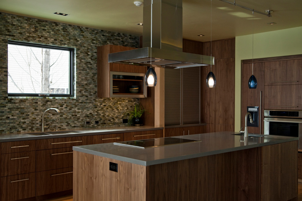 Idée de décoration pour une cuisine américaine minimaliste en L et bois foncé avec un évier posé, un placard à porte plane, une crédence multicolore, un électroménager blanc, un sol en bois brun et îlot.