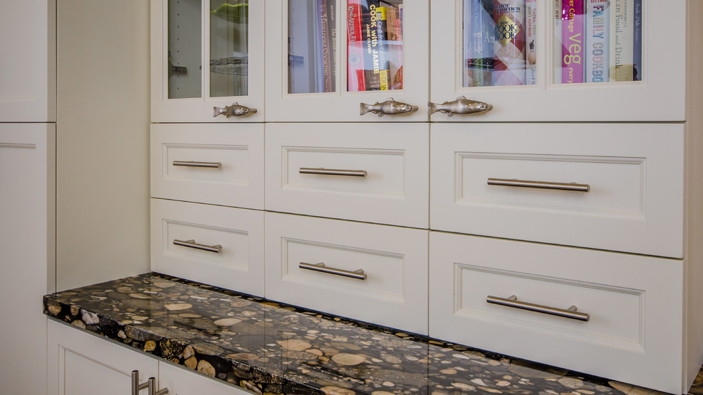 Foto på ett mellanstort, avskilt vintage u-kök, med en undermonterad diskho, luckor med infälld panel, vita skåp, granitbänkskiva, gult stänkskydd, stänkskydd i stenkakel, rostfria vitvaror, klinkergolv i porslin och en halv köksö