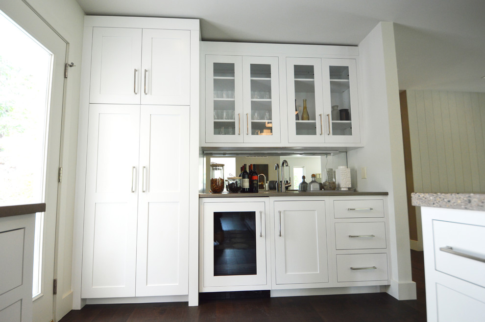 Exempel på ett stort 50 tals kök, med en undermonterad diskho, skåp i shakerstil, vita skåp, bänkskiva i betong, integrerade vitvaror, mörkt trägolv och en köksö